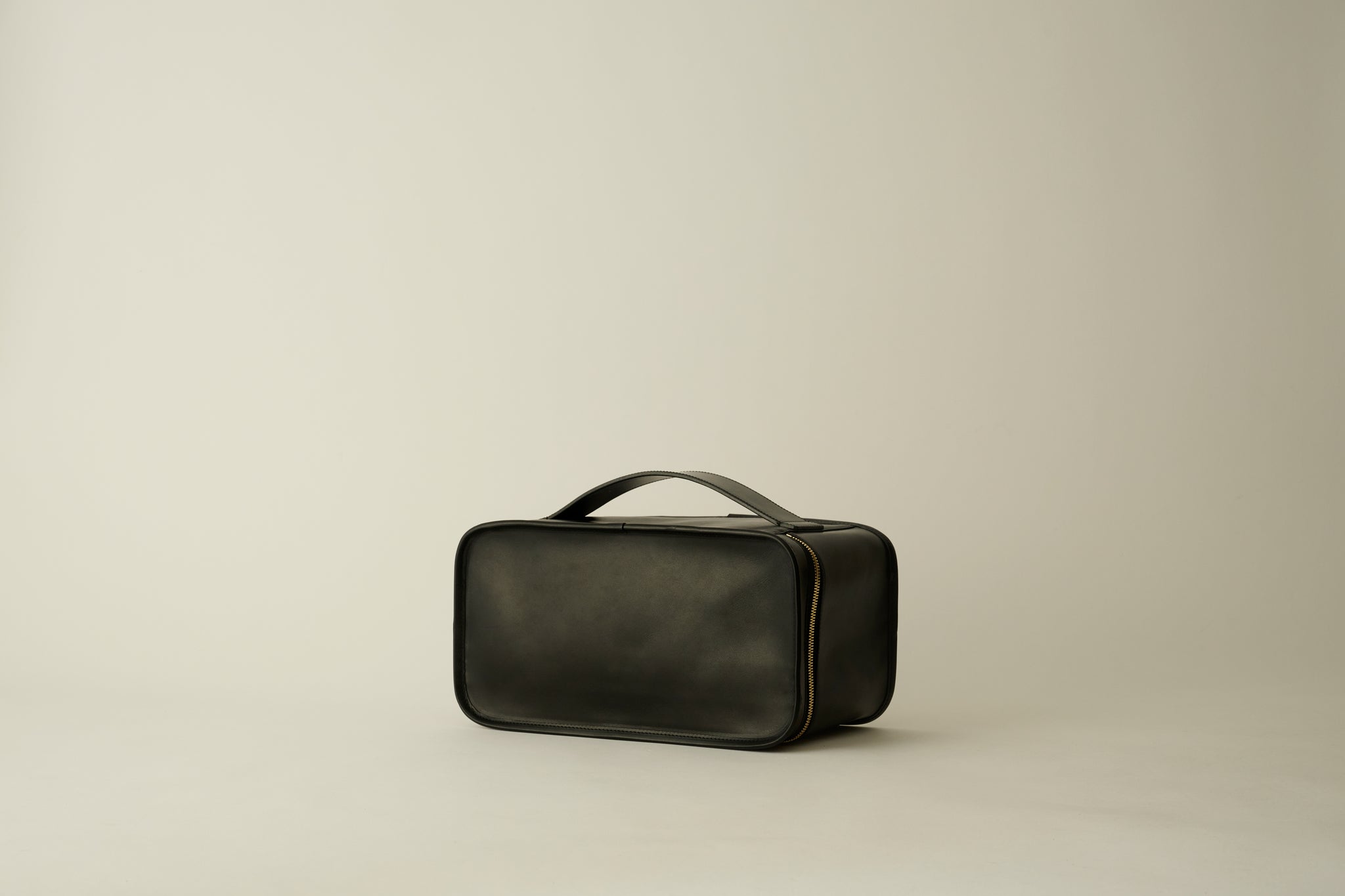 Leather Travel Box Bag │ LIFESTYLIST